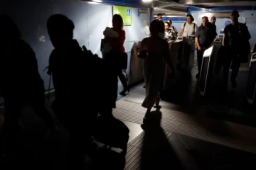 பாரிஸில் 112,000 வீடுகளுக்கு மின்சாரம் துண்டிப்பு!