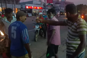 ஊரடங்கு நேரத்தில் மதுபானசாலை முன்பாக வாள்வெட்டு சம்பவம்: மூவர் காயம் (Photos)