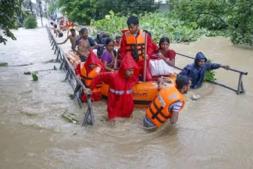 இந்தியாவில் ஏற்பட்ட வெள்ளத்தால் பல்லாயிரக்கணக்கானோர் இடம்பெயர்வு
