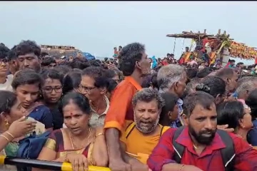 நயினாதீவு ஆலயத்திற்கு படையெடுக்கும் மக்கள்! துறைமுகத்தில் ஏற்பட்டுள்ள பரபரப்பு(Video)