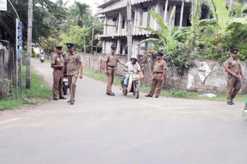 மேற்கூரையிலிருந்து கீழே விழுந்த  இளைஞனுக்கு நேர்ந்த கதி!