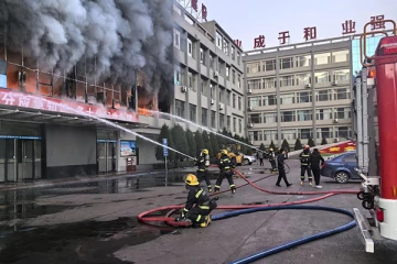 சீனாவில் உள்ள வணிக வளாகத்தில் பாரிய தீ விபத்து