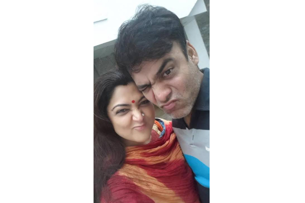 நடிகை குஷ்பூவின் தம்பியை பார்த்துள்ளீர்களா.. இதோ முதல் முறையாக வெளிவந்த புகைப்படம் | Kushboo Brother Photo