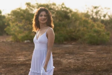 தேவதை போல் வலம் வரும் நடிகை கீர்த்தி பாண்டியன் லேட்டஸ்ட் போட்டோஸ்