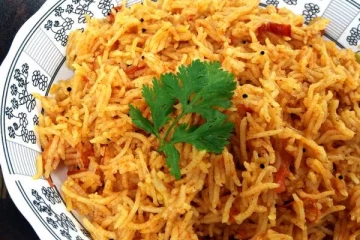 குழையாமல் குக்கரில் தாளித்து செய்யும் தக்காளி சாதம் - ருசியாக செய்வது எப்படி?