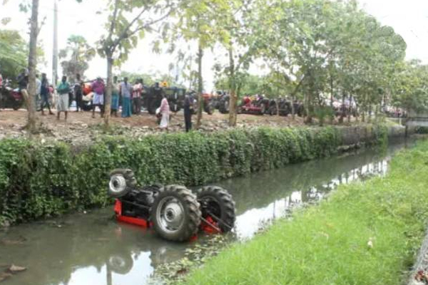 கிளிநொச்சியில் டீசல் பெற வந்த உழவு இயந்திரத்திற்கு ஏற்பட்ட நிலை! விவசாயிகள் விசனம் | Kilinochchi Plow Machine Tractor Drain Accident கிளிநொச்சியில் டீசல் பெற வந்த உழவு இயந்திரத்திற்கு ஏற்பட்ட நிலை! விவசாயிகள் விசனம் | Kilinochchi Plow Machine Tractor Drain Accident