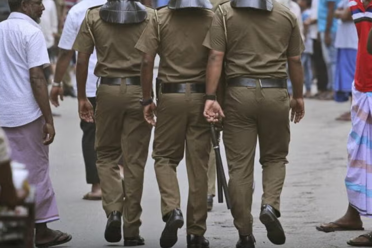 இளம் பெண்கள் மீது காரை ஏற்ற முயன்ற பொலிஸ் அதிகாரி கைது | Police Officer Arrested Run Over Young Women Car இளம் பெண்கள் மீது காரை ஏற்ற முயன்ற பொலிஸ் அதிகாரி கைது | Police Officer Arrested Run Over Young Women Car