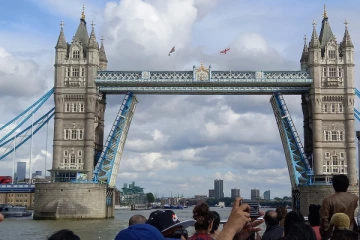 லண்டன் டவர் பாலத்தில் தொழில்நுட்ப கோளாறு! செங்குத்தாக மாட்டிக்கொண்டதால் போக்குவரத்து பாதிப்பு