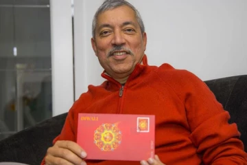 தீபாவளியை கொண்டாடும் வகையில் அஞ்சல்தலை வெளியிட இந்தியரை அணுகிய கனேடிய தபால் துறை