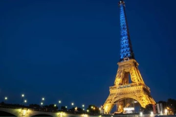 போரில் பாதிக்கப்பட்ட உக்ரைன் மக்களுக்காக ஒளிர்ந்த ஈபிள் டவர்!