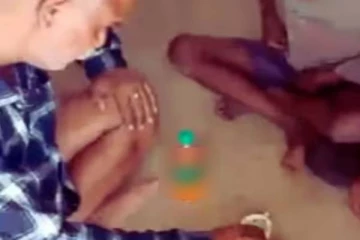 மாணவர்களை மது குடிக்க வைத்த ஆசிரியர் - அரசு பள்ளியில் பகீர் சம்பவம்