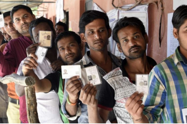 ஓட்டு போட்டால் தங்கம், நிலம், கார் - வாரி வழங்கும் வேட்பாளர்கள் | Pune Candidates Says If I Win Offer Gold Land Car