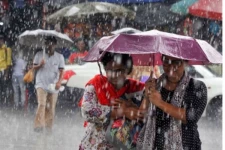 தமிழகத்தில் 24 மணி நேரத்தில் 4 மாவட்டங்களில் கனமழைக்கு வாய்ப்பு: வானிலை ஆய்வு மையம் தகவல்