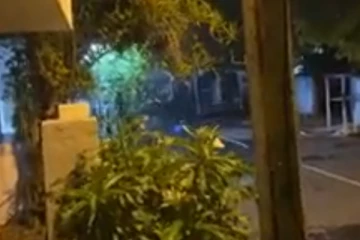 ඊයේ රාත්‍රීයේ අරලියගහ මන්දිරය අසළ සිදුවූ දෙයක් පටිගතකල  රහස් වීඩියෝවක් එළියට  (VIDEO)