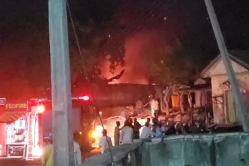 நைஜீரியாவில் பாடசாலையில் ஏற்பட்ட தீ விபத்தில் சிக்கி 17 மாணவர்கள் பலி