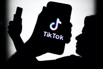 டிக்டொக் மோகத்தால் குடும்பத்தை விட்டு சென்ற இளம் தாய் ; பரிதவிக்கும் பிள்ளைகள்