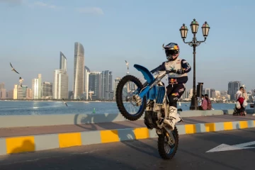 துபாய் சாலையில் பைக் வீலீ செய்த இளைஞருக்கு 11 லட்சம் அபராதம்