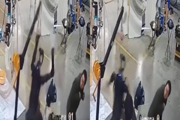 தன்னை உருவாக்கியவரையே தாக்க முற்படும் ரோபோ ; வைரலாகும் வீடியோ