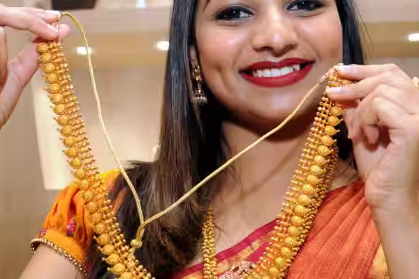விண்ணை முட்டும் தங்கம் விலை; சாமான்ய மக்களை ஈர்க்க அறிமுகமாகும் 9 கேரட் தங்கம்! | 9 Karat Gold Introduced India