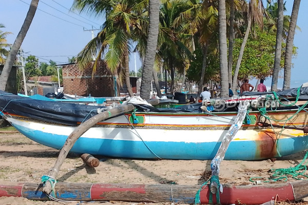 கடலலையில் சிக்கிய பொலிஸார் தங்கி இருந்த கட்டடம் | Building Police Were Staying Caught In The Waves கடலலையில் சிக்கிய பொலிஸார் தங்கி இருந்த கட்டடம் | Building Police Were Staying Caught In The Waves