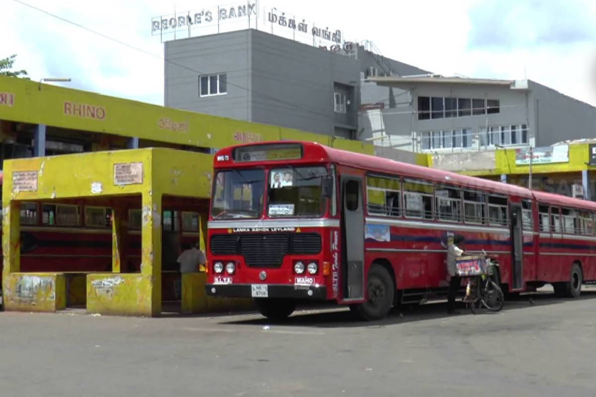 யாழ். பேருந்து நிலையத்தில் 28 வயதான இளைஞன் மீது சரமாரியாக வாள்வெட்டு | Man Stabbed Series Attacks Jaffna Bus Station