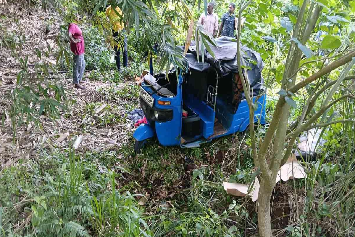 60 அடி பள்ளத்தில் வீழ்ந்த முச்சக்கரவண்டி ; தெய்வாதீனமாக தப்பிய உயிர் | Three Wheeler Fell Into 60 Foot Pit