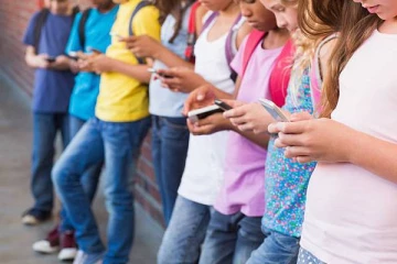 இனி குழந்தைகள் செல்போன், டி.வி பார்க்க தடை - அரசின் அதிரடி உத்தரவு!