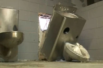 அமெரிக்காவில் கழிவறைச் சுவரை உடைத்து தப்பிச்சென்ற கைதிகள்