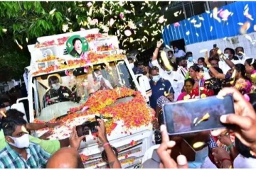 அதிமுக அலுவலகம் செல்லும் ஓபிஎஸ்.. பொதுக்குழு கூட்டத்திற்கு செல்லும் ஈபிஎஸ்..