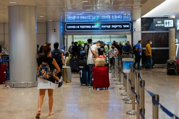 சுற்றுலாப்பயணிகளால் கொரோனா அதிகரிப்பதாக அச்சம்: தனிமைப்படுத்தலை மீண்டும் அறிமுகம் செய்ய வலியுறுத்தல்