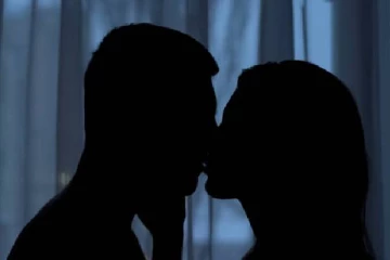 பாலியல் உறவு..காதலனின் செயலால் நேர்ந்த விபரீதம் - ரத்த வெள்ளத்தில் பெண் உயிரிழப்பு!