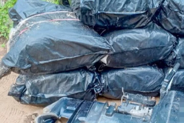 தமிழர் பகுதியில் சவர்காரகட்டிகளுடன் கடற்படையினரிடம் சிக்கிய கெப் வண்டி