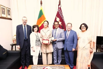 ප්‍රංශ සෙනෙට් පාර්ලිමේන්තු නියෝජිත පිරිසක් කථානායකවරයා හමුවෙයි