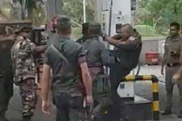 எரிபொருள் நிரப்பு நிலையத்தில் இராணுவத்தினரின் அடாவடி - உலகநாடுகளால் கைவிடப்படும் நிலையில் சிறிலங்கா! - ஐபிசி தமிழ்