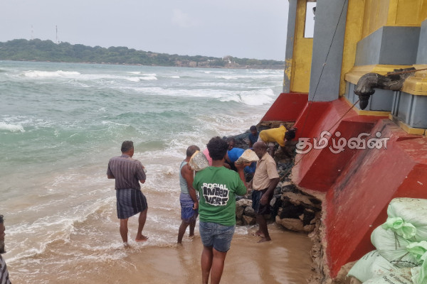 திருகோணமலை- பட்டினத்தெரு கடலரிப்பை தடுக்க மாநகர சபையால் துரித நடவடிக்கை ஆரம்பம் | Action Begins To Protect Trincomalee Reef