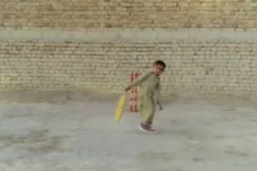 யுவராஜ் சிங்கையும் மிஞ்சிடுவார் போலவே... தெறிக்க விடும் சிக்ஸர்! வாய்ப்பிளக்க வைத்த சிறுவனின் வீடியோ