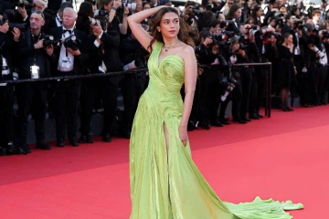 47 வயதிலும் குறையாத கிளாமர் !! Cannes 2026ல் நடிகை அதிதி ராவ்..