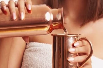 செம்பு பாத்திரத்தில் தண்ணீர் குடிக்கும் போது இந்த தவறை செய்யாதீங்க: விஷமாக மாறும்