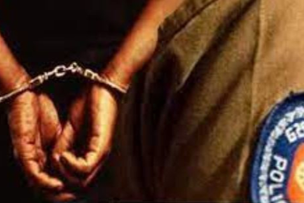 யாழில் வீடுகளை உடைத்து கொள்ளைச் சம்பவங்கள்; நால்வர் அதிரடி கைது! | Jaffna House Robbery Police Arrested Four People