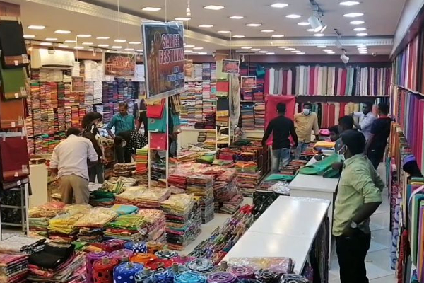 பொருளாதார நெருக்கடிக்கு மத்தியிலும் சித்திரை புத்தாண்டை முன்னிட்டு களைகட்டிய வியாபாரம் (Photos) | Weeding Business Vavuniya New Year Economic Crisis