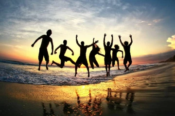 ලොව සතුටින්ම ඉන්න මිනිස්සු මෙන්න..