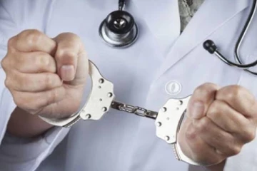 போலி ஆவணங்களை வைத்து வைத்தியரான இளம்பெண் சிக்கினர்!