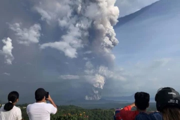 5 நிமிடங்கள் வெடித்து சிதறிய எரிமலை; புகை மண்டமான மணிலா