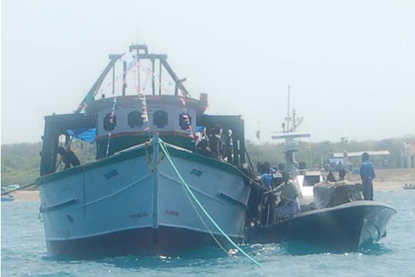 ராமேஸ்வரம் கடற்றொழிலாளர்களின் விசைப்படகுகளை மோதிக் கவிழ்க்க முயற்சி - ராமேஸ்வரத்தில் பரபரப்பு | Fishermen Of Tamil Nadu Sl Navy