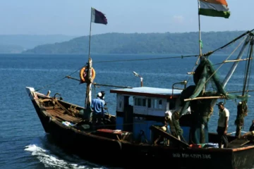 நெடுந்தீவுக்கு அருகில் தமிழக கடற்றொழிலாளர்கள் 12 பேர் கைது!