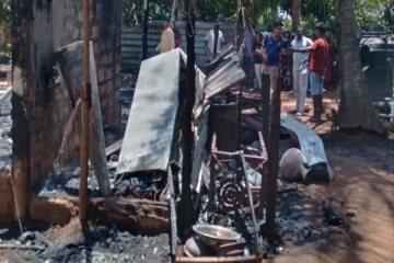 தமிழர் பகுதியொன்றில் ஒரு குடும்பத்திற்கு விழுந்த பேரிடி ; முற்றாக எரிந்து கருகிய வீடு