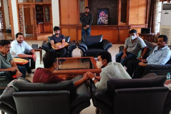 புனித் ராஜ்குமார் குடும்பத்தினரை சந்தித்து நேரில் ஆறுதல் கூறினார் நடிகர் ராம் சரண் | Cinema Puneeth Raamsaran