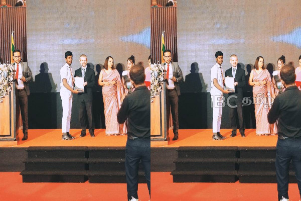 மட்டக்களப்பு மண்ணுக்கு பெருமை சேர்த்த மாணவன் : கௌரவித்த அவுஸ்ரேலிய தூதுவர் | Batti Student Honored By Ausi High Commissioner மட்டக்களப்பு மண்ணுக்கு பெருமை சேர்த்த மாணவன் : கௌரவித்த அவுஸ்ரேலிய தூதுவர் | Batti Student Honored By Ausi High Commissioner