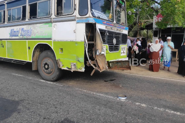 திருகோணமலையில் பேருந்து - டிப்பர் மோதி விபத்து | Tipper Hits Bus In Kinniya Passengers Safe