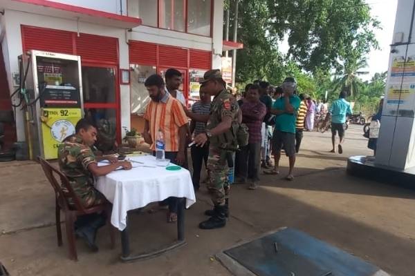 யாழ் எரிபொருள் நிலையமொன்றில் இராணுவத்தால் குழப்பம்! | Army Disturbs Jaffna Gas Station
